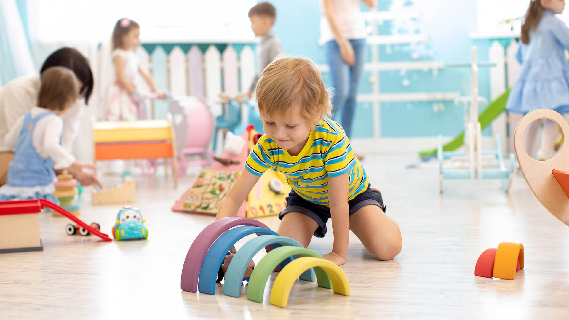 Spiel und Spaß für Kinder im Indoor-Spielplatz