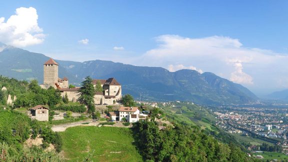 Blick zum Schloss Tirol