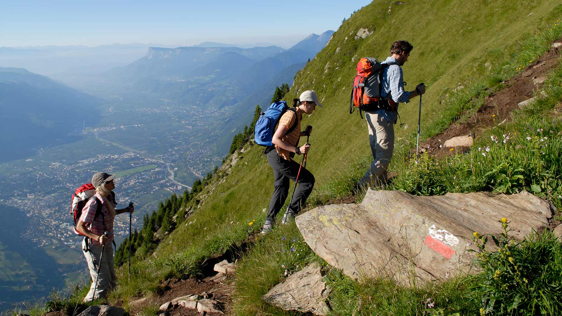 Wanderweg hoch über Dorf Tirol